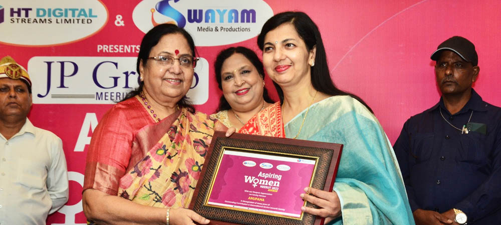 Dr. Anupma Upadhyay Received Aspiring Women Award 2023 by Minister Baby Rani Maurya
